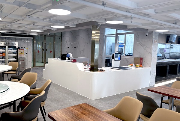 智能食堂改造记：一名白领的便捷、健康与惊喜体验